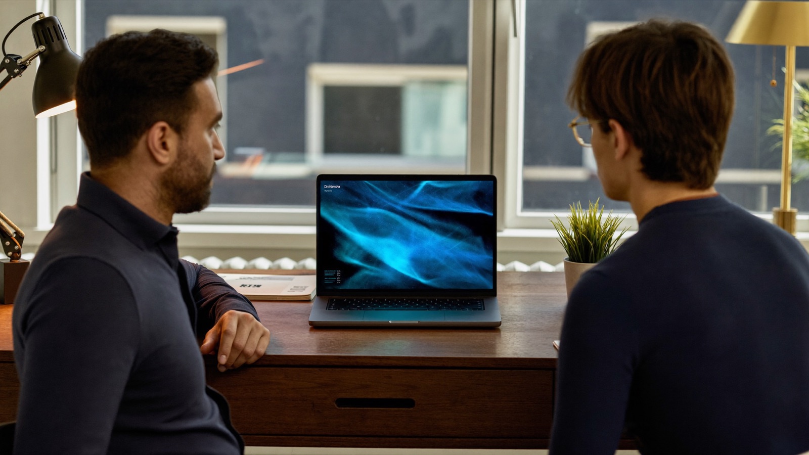 Consulente AI al lavoro con un imprenditore davanti al laptop
